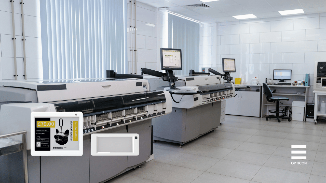 Cấp phát thuốc là công đoạn quan trọng nhất trong quy trình điều trị tại các cơ sở y tế. Tuy nhiên, áp lực công việc quá tải khiến nhân viên y tế rất dễ gặp sai sót. Cụ thể là, việc đối chiếu tên thuốc trên các nhãn giấy thủ công thường tốn nhiều công sức. Do đó, nguy cơ lấy nhầm các loại thuốc có bao bì tương tự là cực kỳ cao. Chính vì thế, việc cải thiện hệ thống cấp phát thuốc bệnh viện là yêu cầu cấp bách. Các hệ thống nhãn dán truyền thống thường bị mờ và không thể cập nhật linh hoạt. Ngoài ra, việc thiếu các tín hiệu chỉ dẫn trực quan làm tăng thời gian tìm kiếm thuốc. Nhờ vào sự phát triển của công nghệ hiển thị số, chúng ta có thể tối ưu hóa khâu này. Tóm lại, sự minh bạch thông tin tại kệ thuốc là chìa khóa bảo vệ an toàn bệnh nhân.